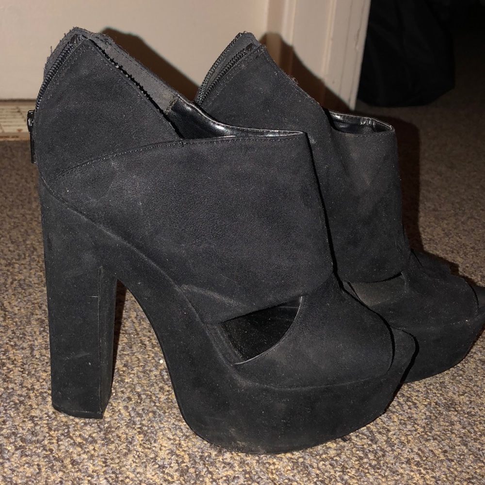 Black heels - Picture 2 of 2